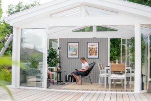 Risør Saltak hvit frittstående hagestue